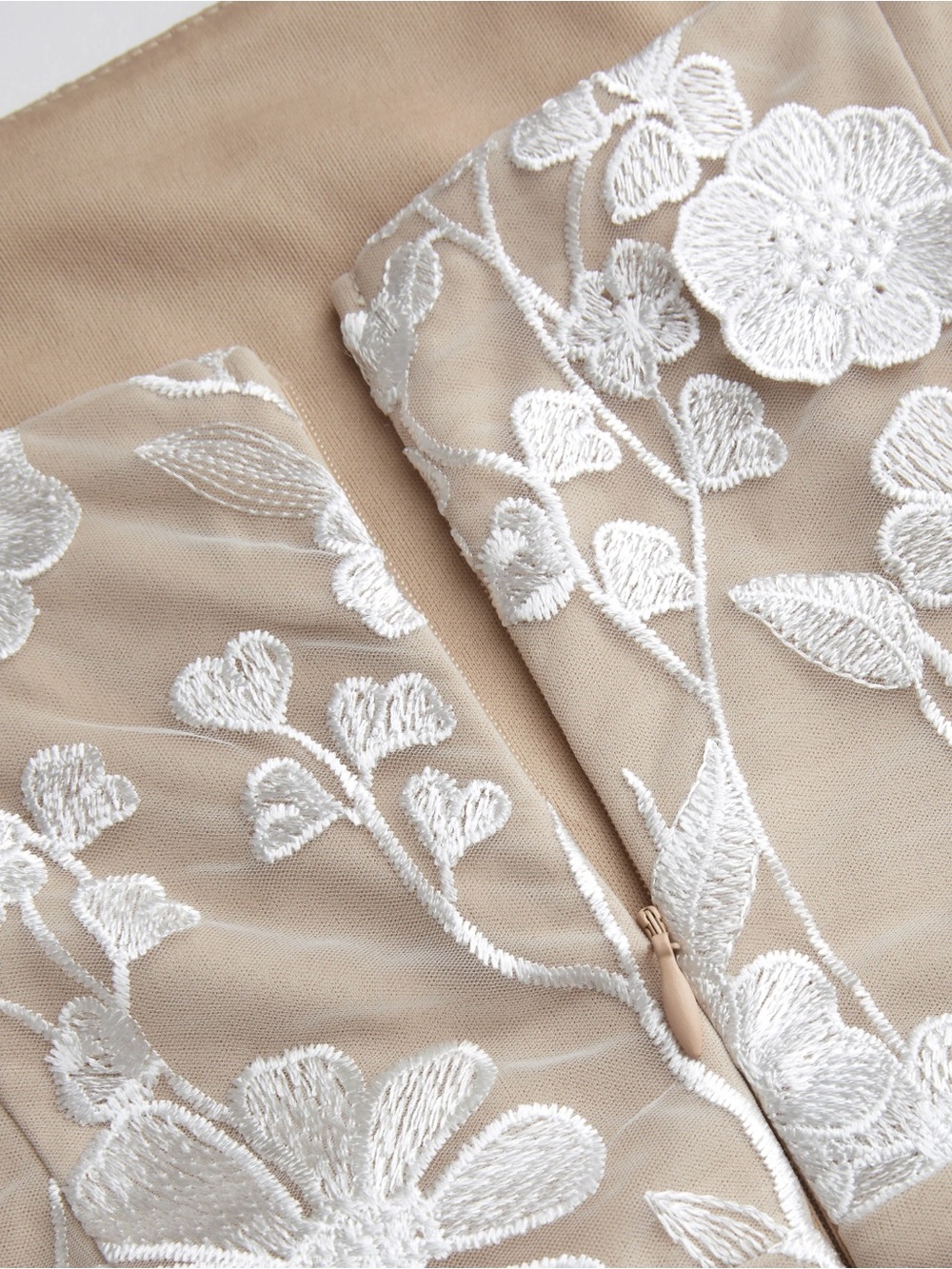 Cider White Floral 3D Applique Dress - Picture 5 of 6